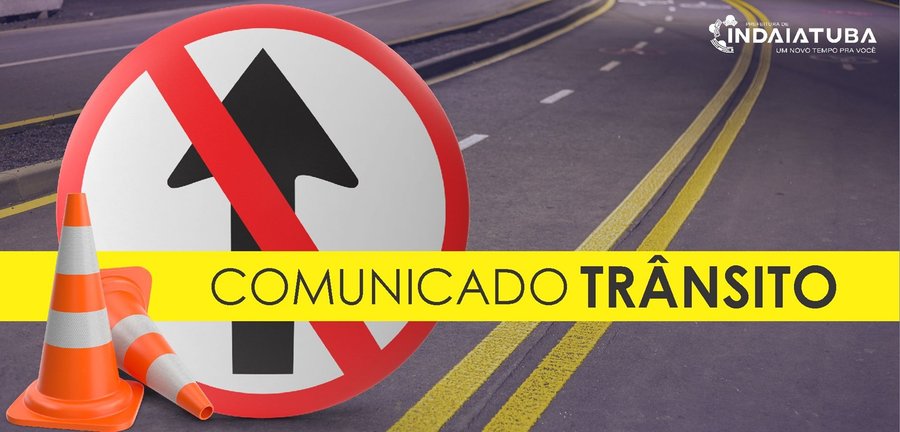 Arte com fundo que apresenta uma rua asfáltica em diagonal com faixas amarelas e brancas pintadas no chão. Em primeiro plano, do lado esquerdo, destaca-se em tamanho grande uma placa circular de regulamentação branca com borda vermelha e uma tarja diagonal vermelha sobre uma seta preta apontada para cima, indicando "Proibido Siga Em Frente". À frente da placa, há dois cones de sinalização laranjas com faixas brancas, sendo que um deles está de pé e o outro deitado. No centro, cortando horizontal