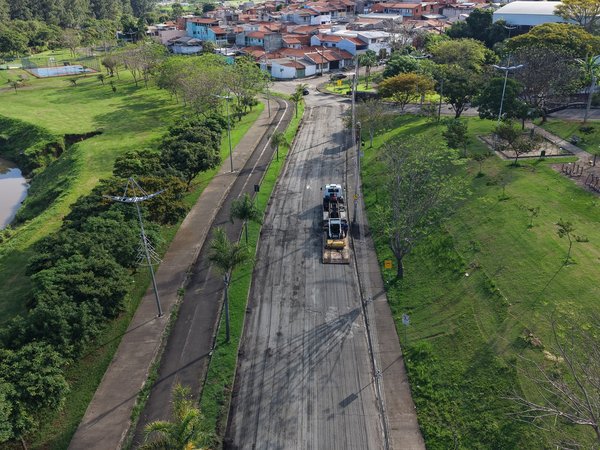 Secretaria de Obras e Vias Públicas realiza recapeamento de novo trecho da Marginal do Parque