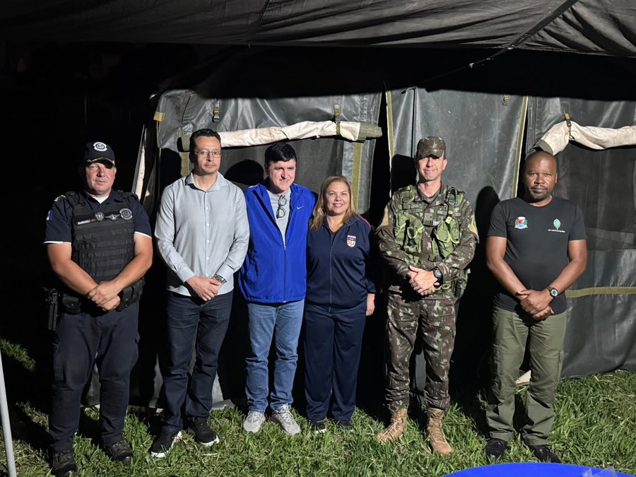 Na imagem está o secretário adjunto de Segurança Pública, Edson Massaioli; o secretário municipal de Segurança Pública, Sandro Lima; o prefeito em exercício, Dr. Luiz Carlos Chiaparine; a secretária da Junta Militar, Flávia Avanci; o tenente-coronel Tiago Cunha Flecher Lopes e o secretário da Junta Militar, Sargento Garba Cardoso. Fim da descrição.